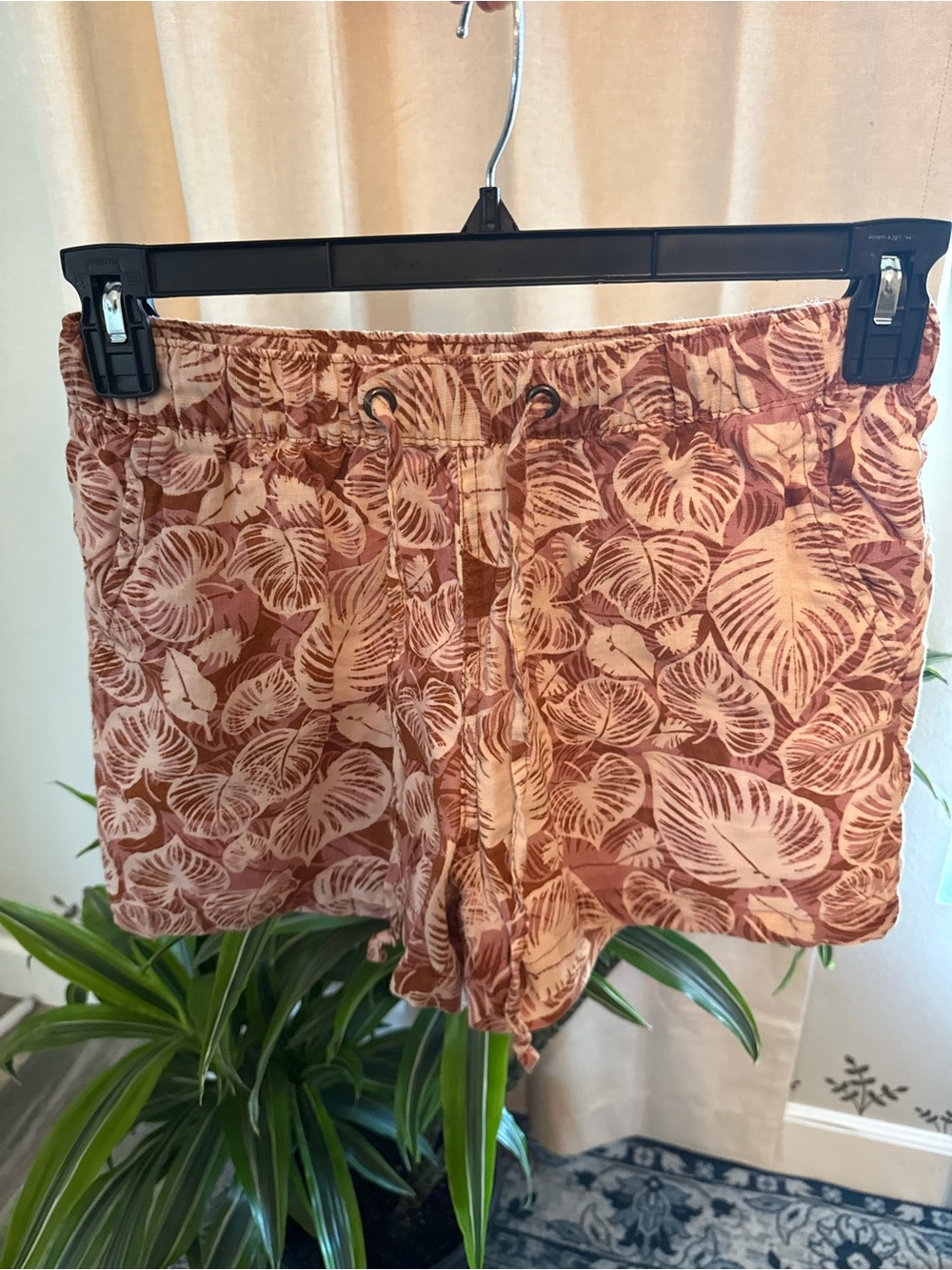 100% Linen Tahari Rust and Cream Leaf-Print Women's Shorts